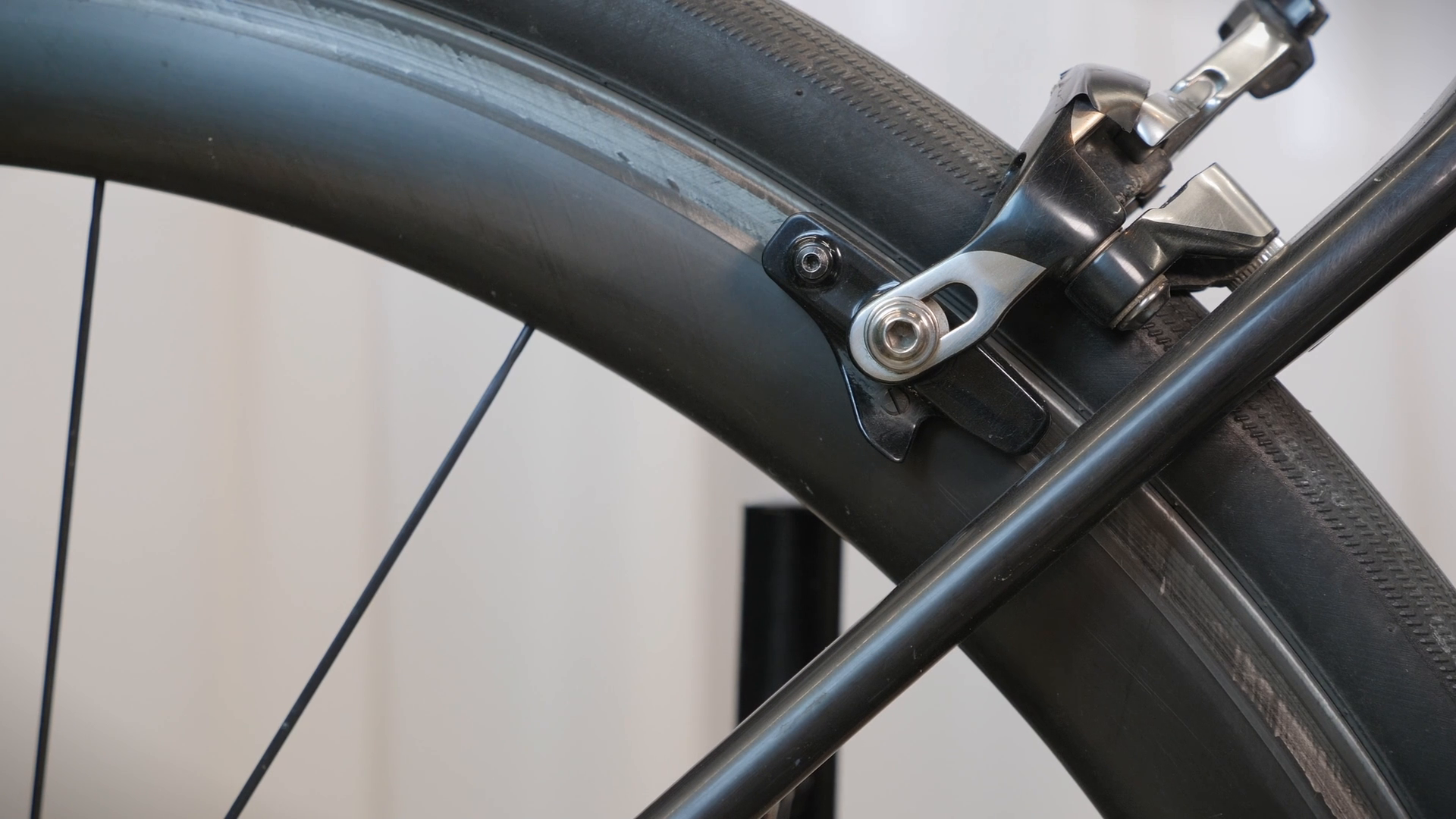 Brake-pad and wheel apparatus from the supplied friction clip; the adjacent text describes the prediction scenario.